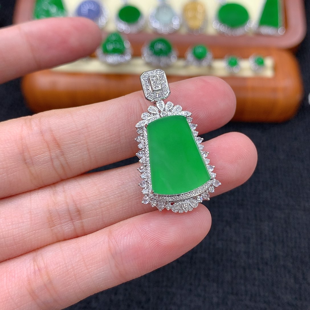 【闪购商品】翡翠18K金镶嵌吊坠(不含链)无事牌