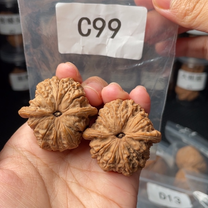 文玩核桃把件37血麒麟