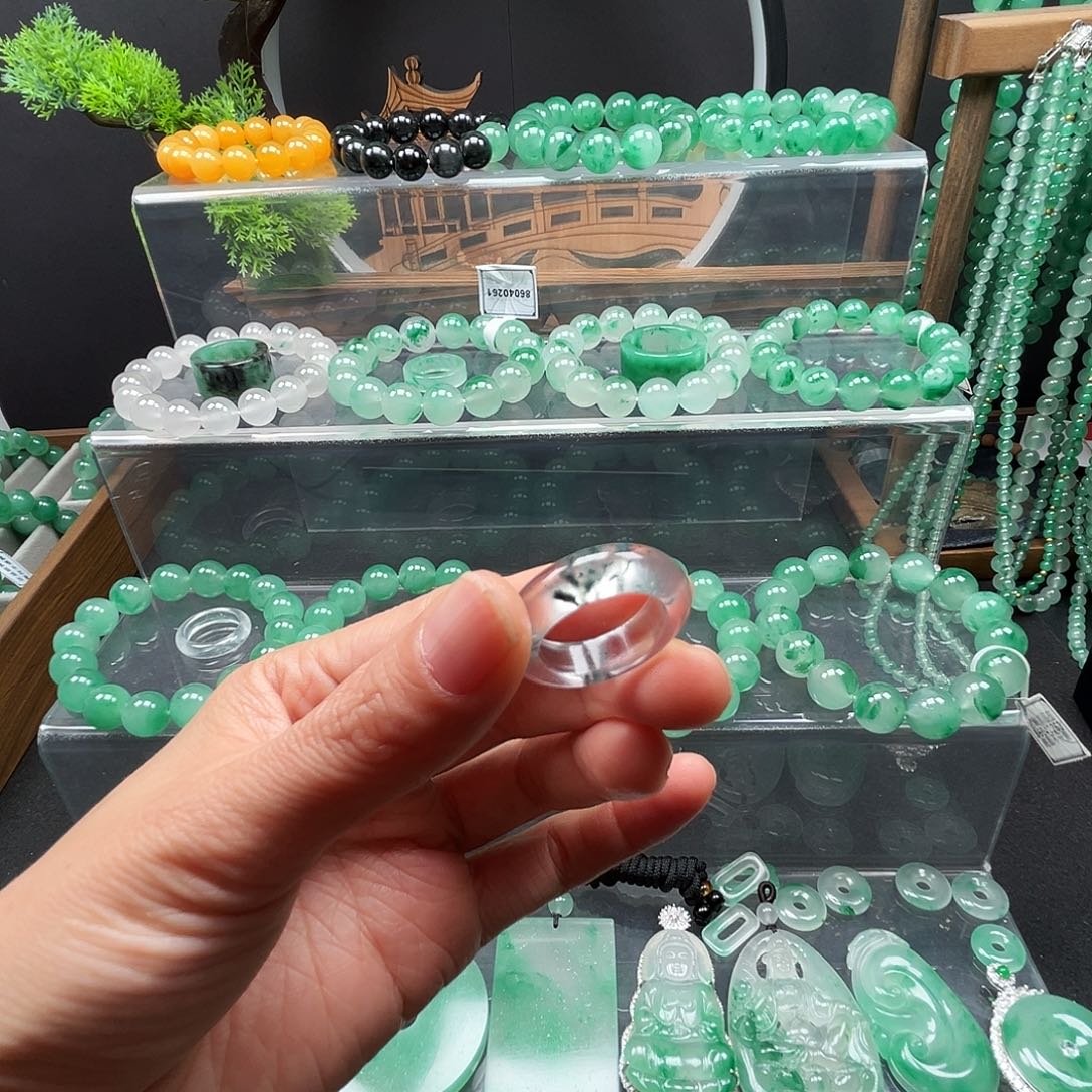 曙***光石英质玉（非洲翠）未镶嵌戒圈