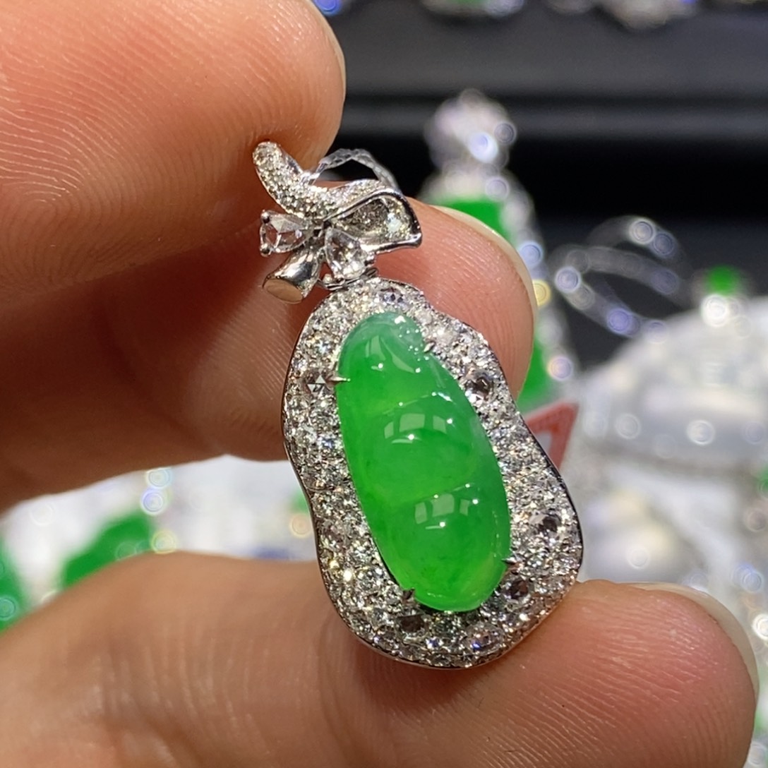 吊坠(不含链)18K金镶嵌翡翠甜阳绿福豆