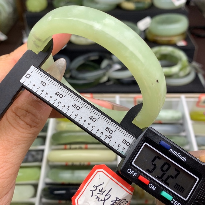 蛇纹石玉未镶嵌手镯1032