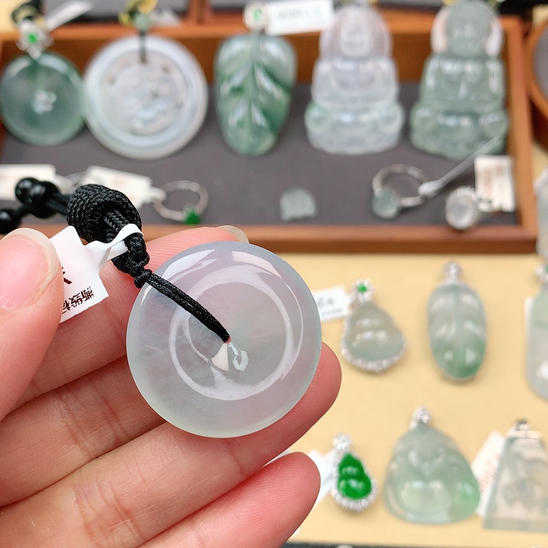 翡翠颈饰未镶嵌平安扣