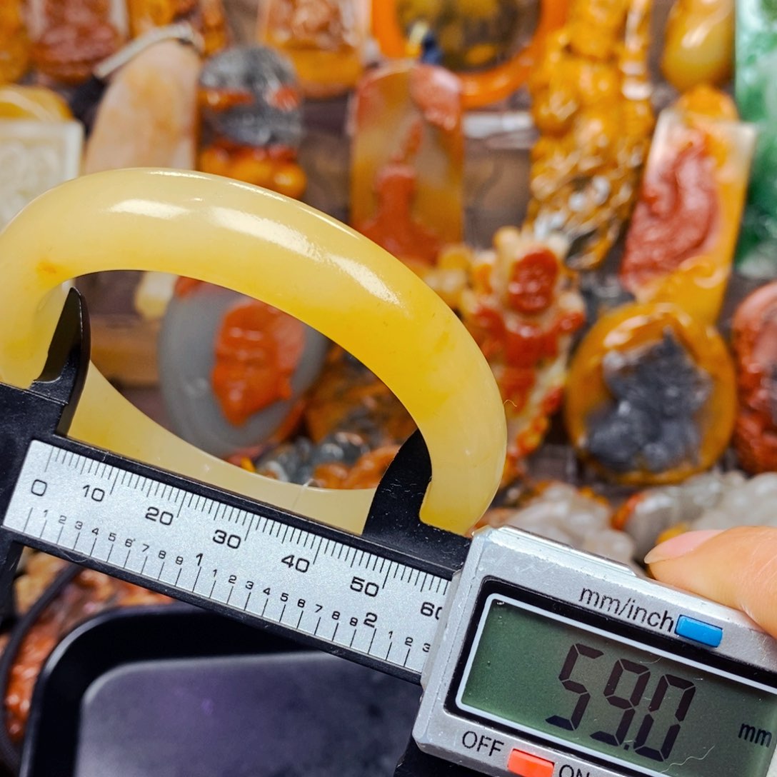 石英质玉（黄龙玉）未镶嵌颈饰