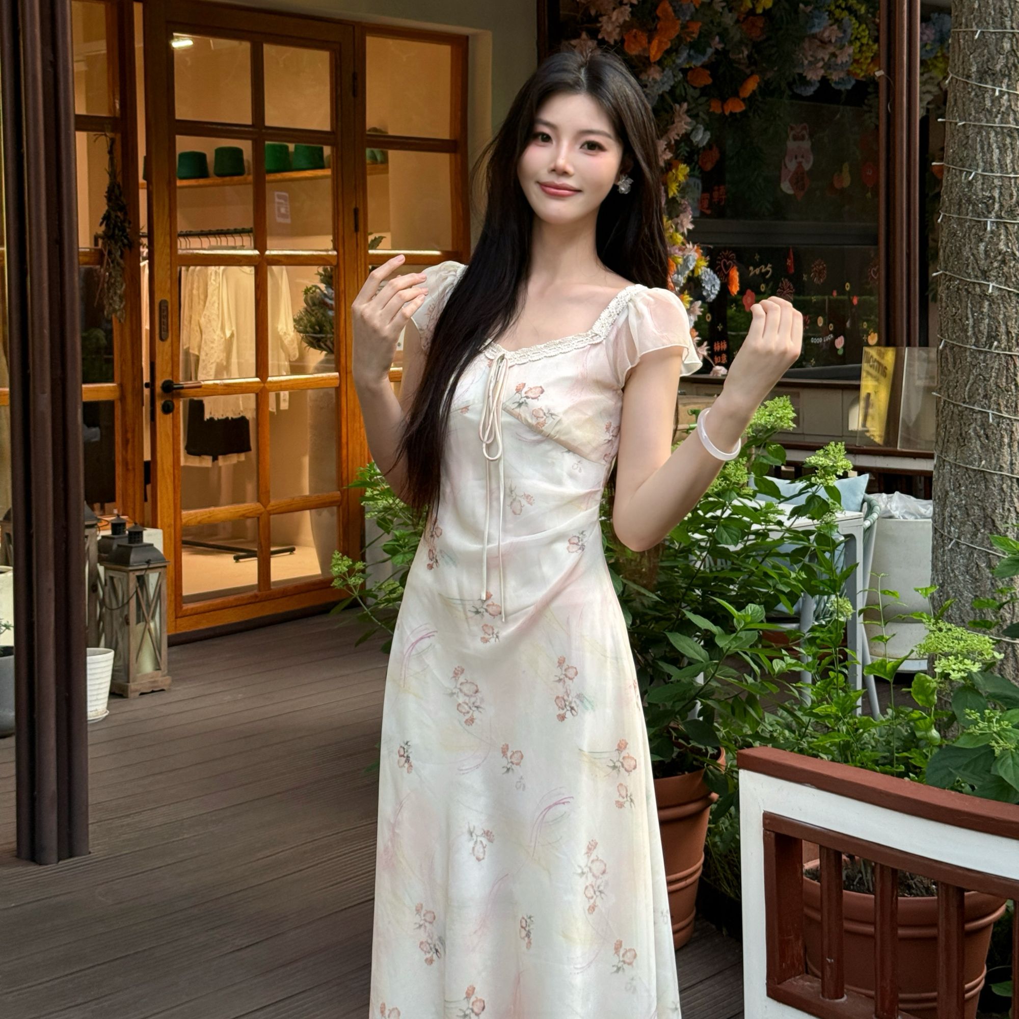 法式初恋显瘦连衣裙2025夏季碎花设计感度假甜美修身吊带收腰长裙