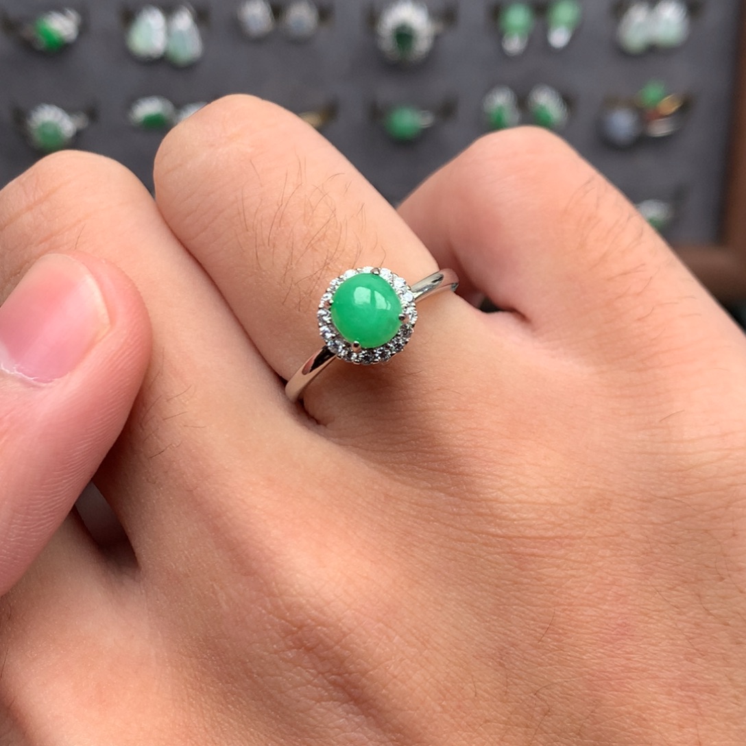 翡翠未镶嵌颈饰你是