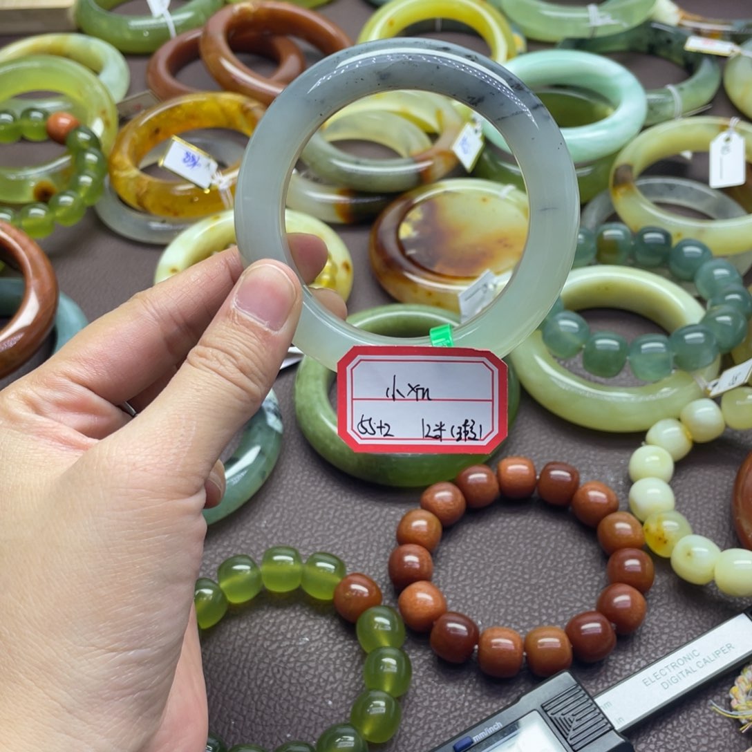 馨****蛇纹石玉未镶嵌手镯