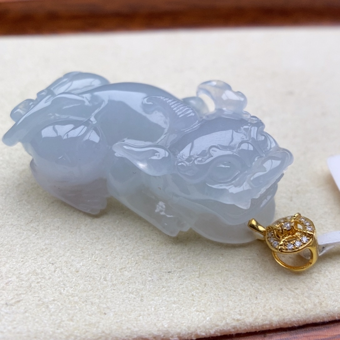 翡翠18K金镶嵌颈饰吊坠