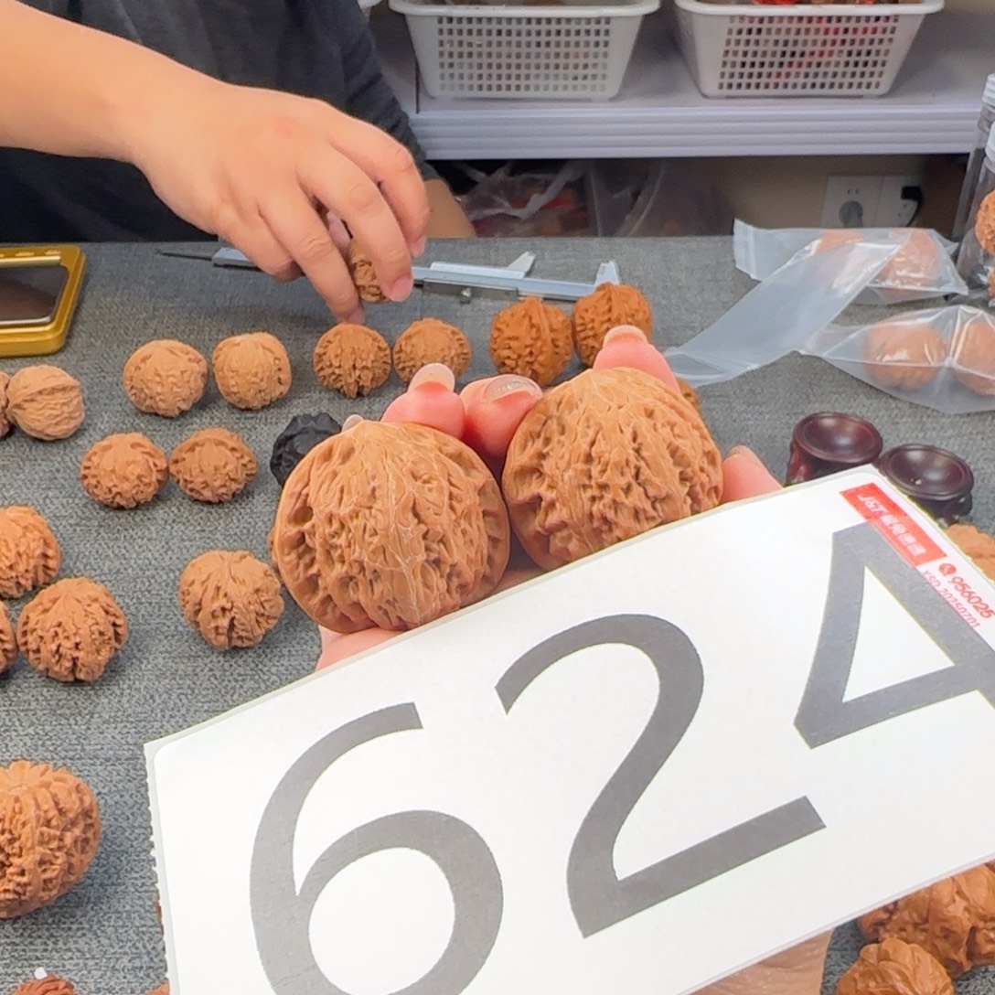 佰***完文玩核桃把件624，核桃
