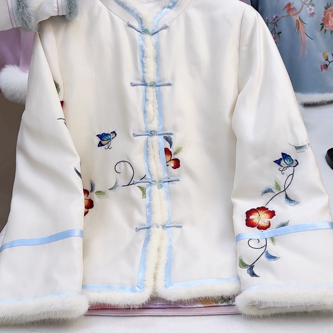 织绣真丝白色对襟棉服