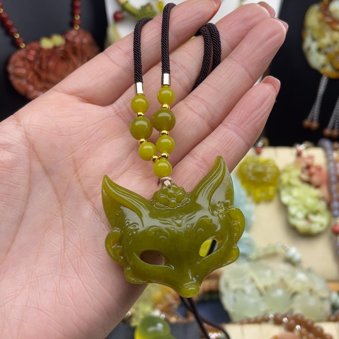 未镶嵌蛇纹石玉颈饰