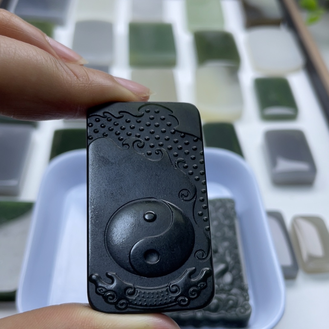 和田玉颈饰未镶嵌方**象