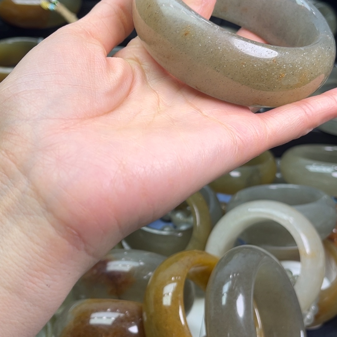 小***凰石英质玉未镶嵌手镯