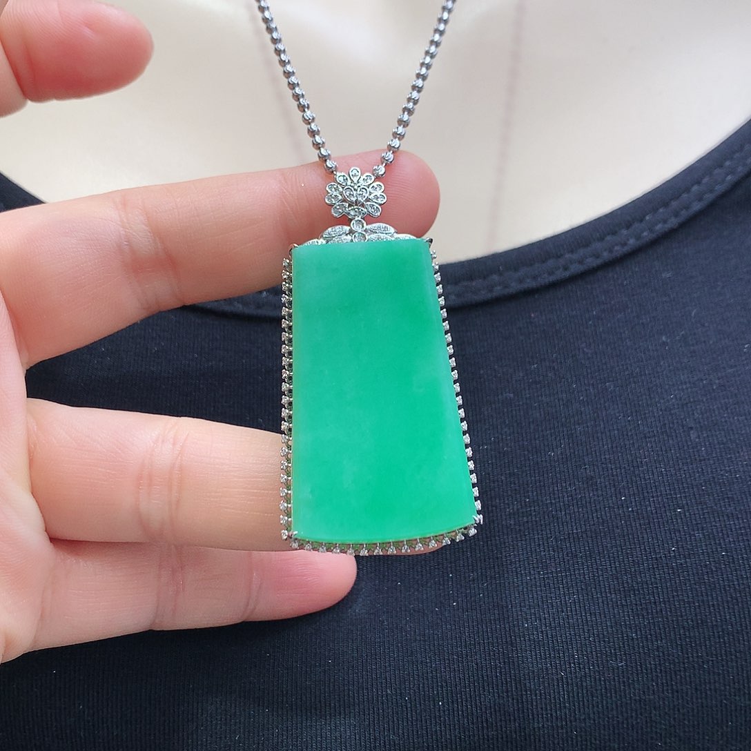 翡翠颈饰18K金镶嵌艺**行无事牌