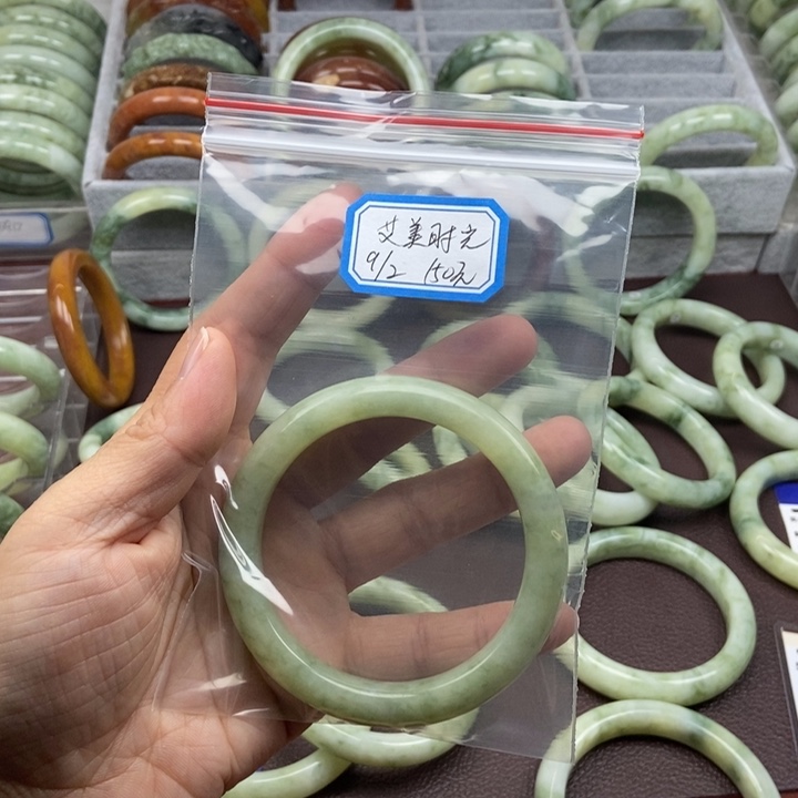 蛇纹石玉手镯未镶嵌艾**光