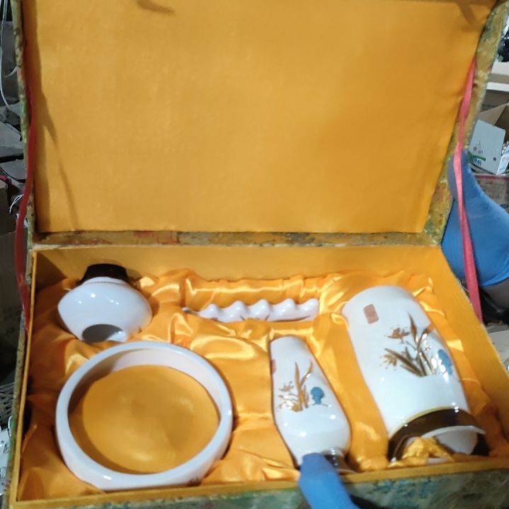 摆件盘子碗茶壶啥都有