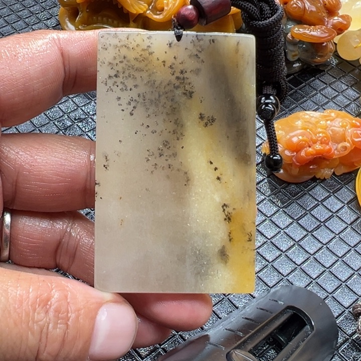 石英质玉（黄龙玉）颈饰未镶嵌