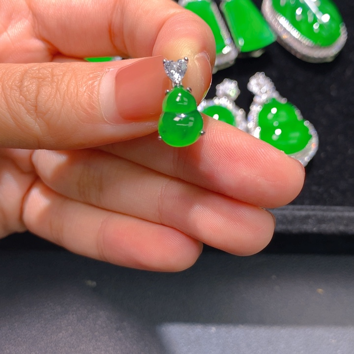 翡翠银S925镶嵌颈饰一个