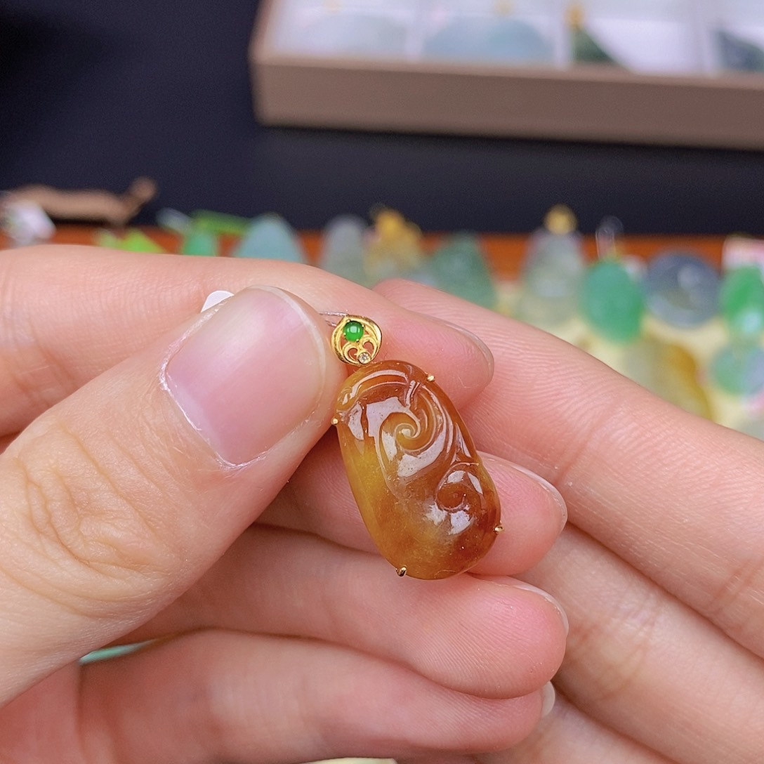 翡翠颈饰18K金镶嵌翡翠