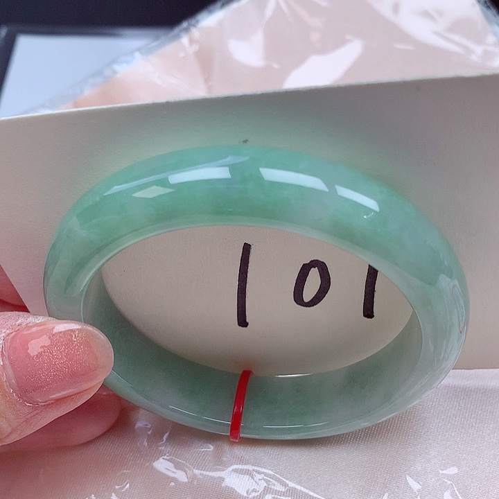 翡翠手镯未镶嵌翡翠