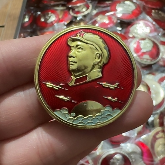 须***客其他普通金属圆形红色人物像章