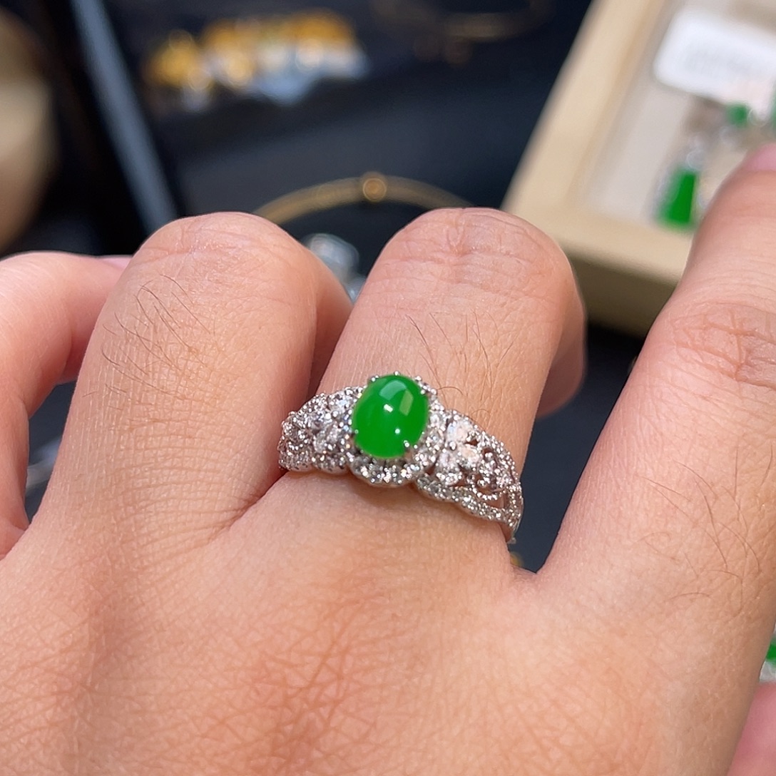 翡翠18K金镶嵌戒指阳绿蛋面