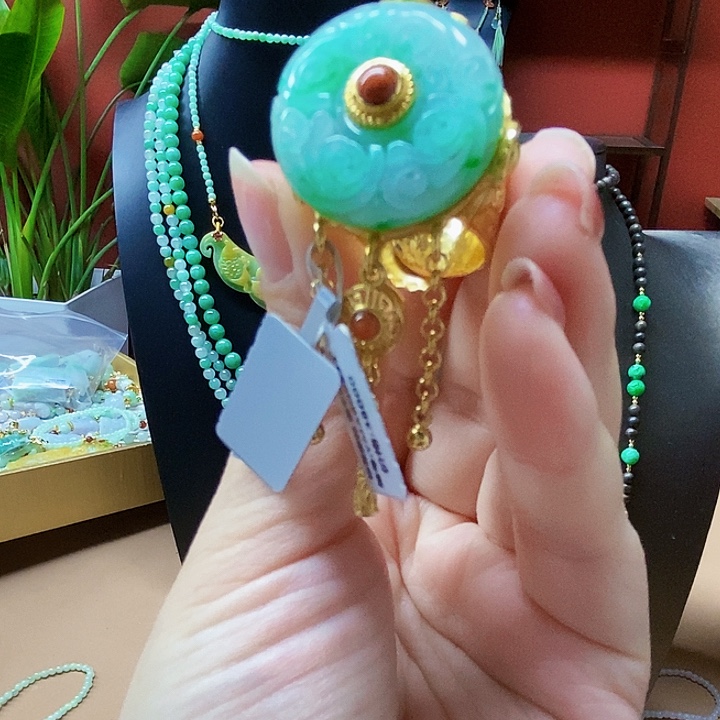翡翠未镶嵌颈饰戒指