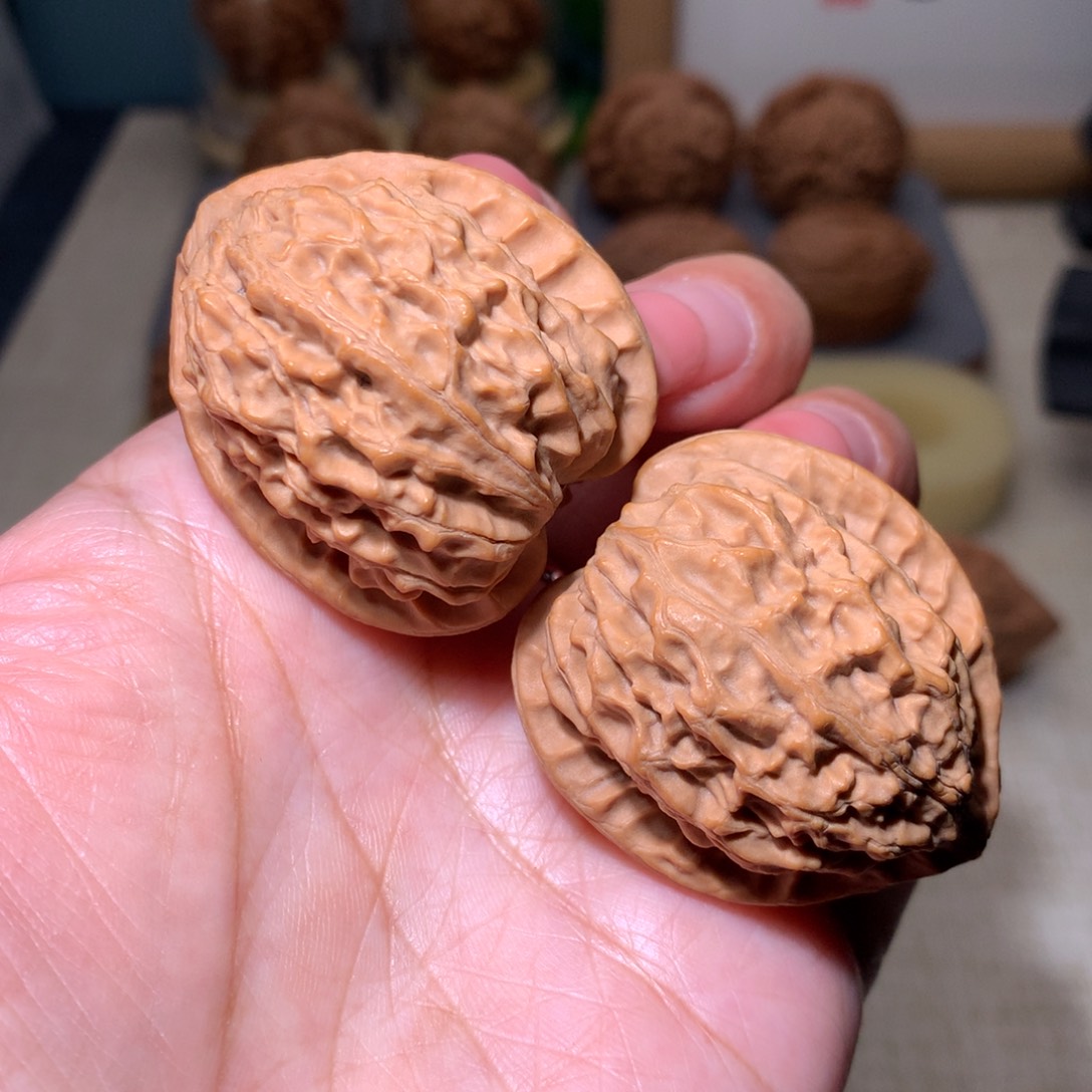 文玩核桃吊坠金牛