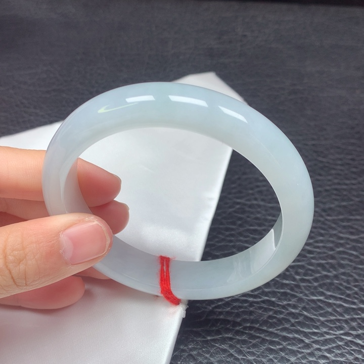 翡翠手镯未镶嵌。