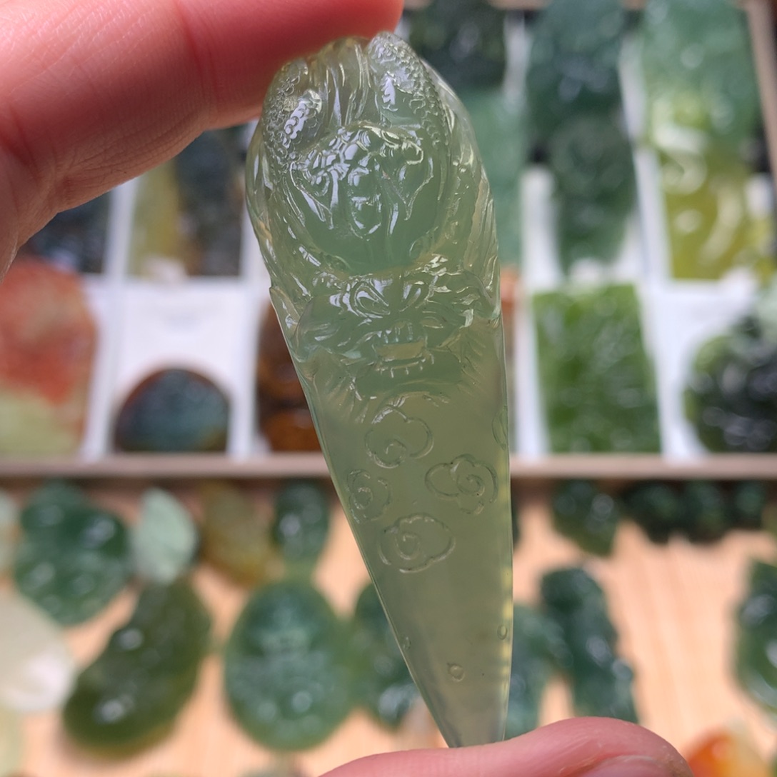 蛇纹石玉未镶嵌挂件龙牙