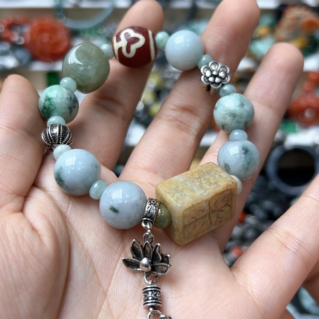 翡翠颈饰未镶嵌手串