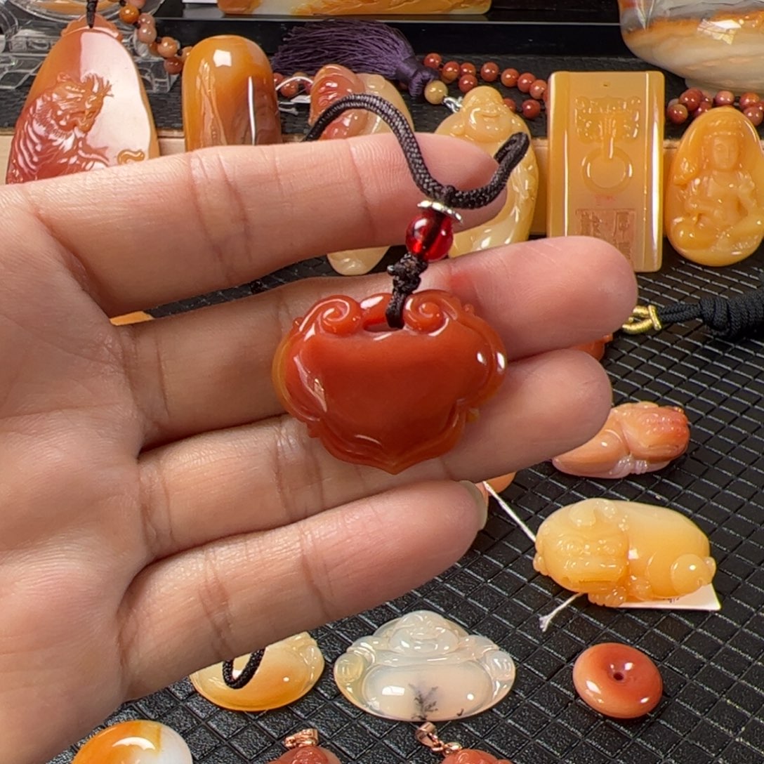 石英质玉（黄龙玉）颈饰未镶嵌