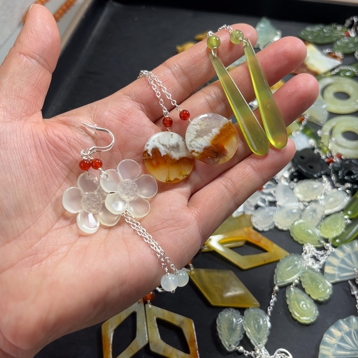 蛇纹石玉合金耳饰