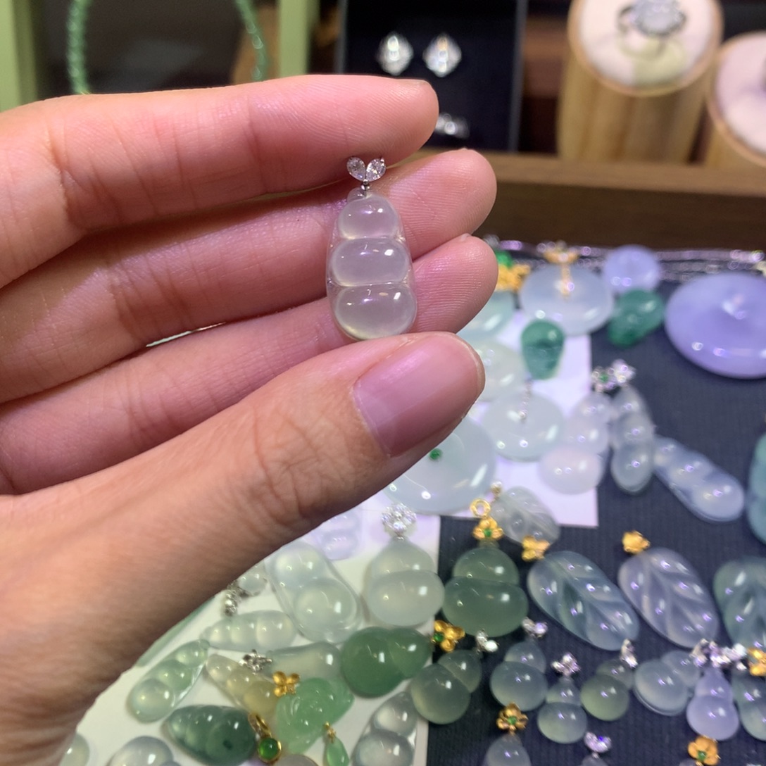 翡翠18K金镶嵌颈饰胖福豆