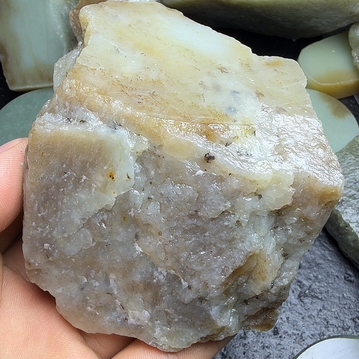 和田玉（糖玉）未镶嵌珠宝奇石