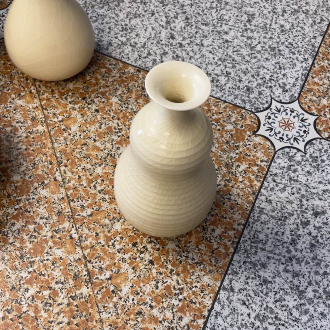 赏品隋白釉葫芦瓶一个