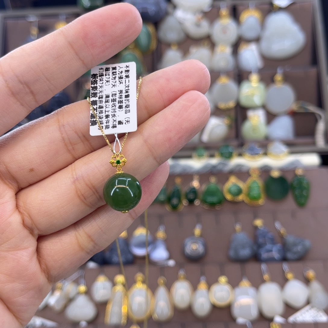 和田玉18K金镶嵌吊坠