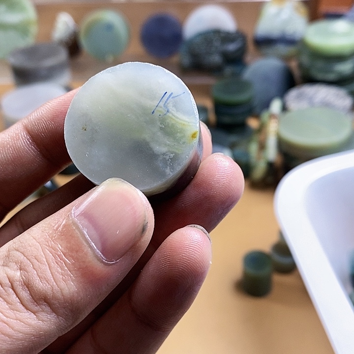 伊***e和田玉（糖玉）未镶嵌珠宝半成品