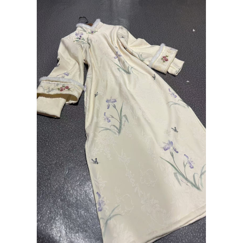 1598 【蓝花蝴蝶】米色 缠结扣 压花植绒 双袖 旗袍