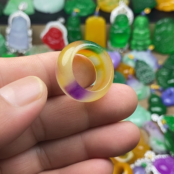 翡翠未镶嵌颈饰介指