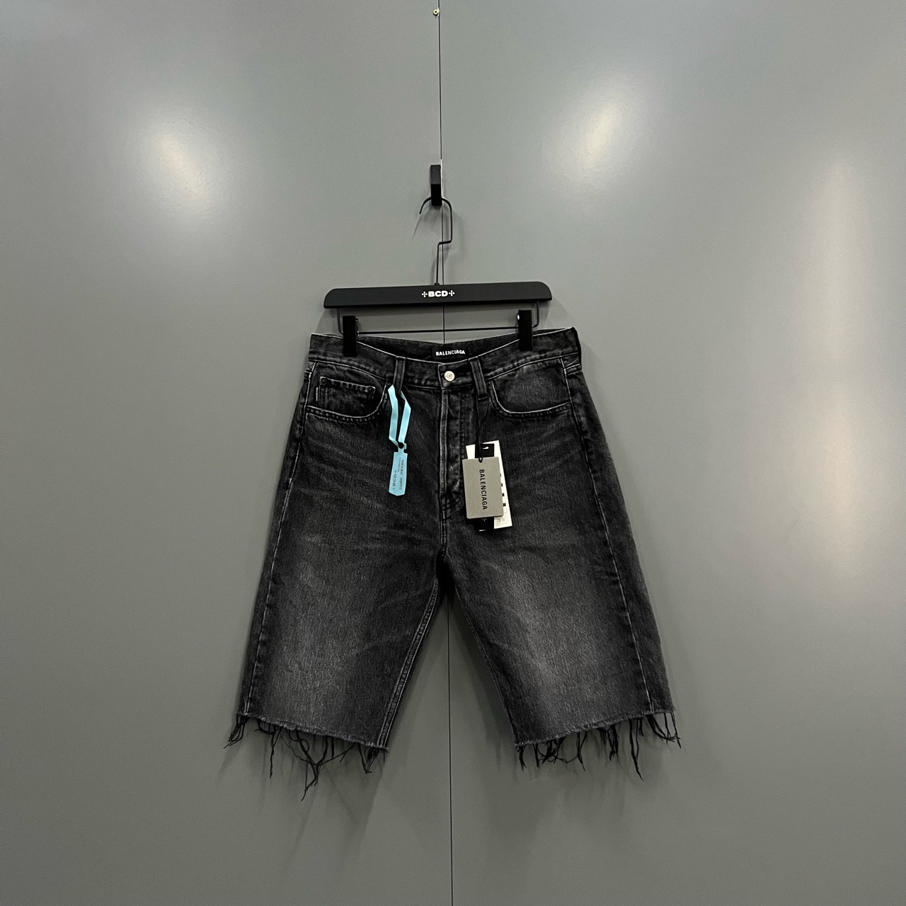 99新 Balenciaga/巴黎世家 （bb）203 黑色水洗毛边牛仔短裤 32码