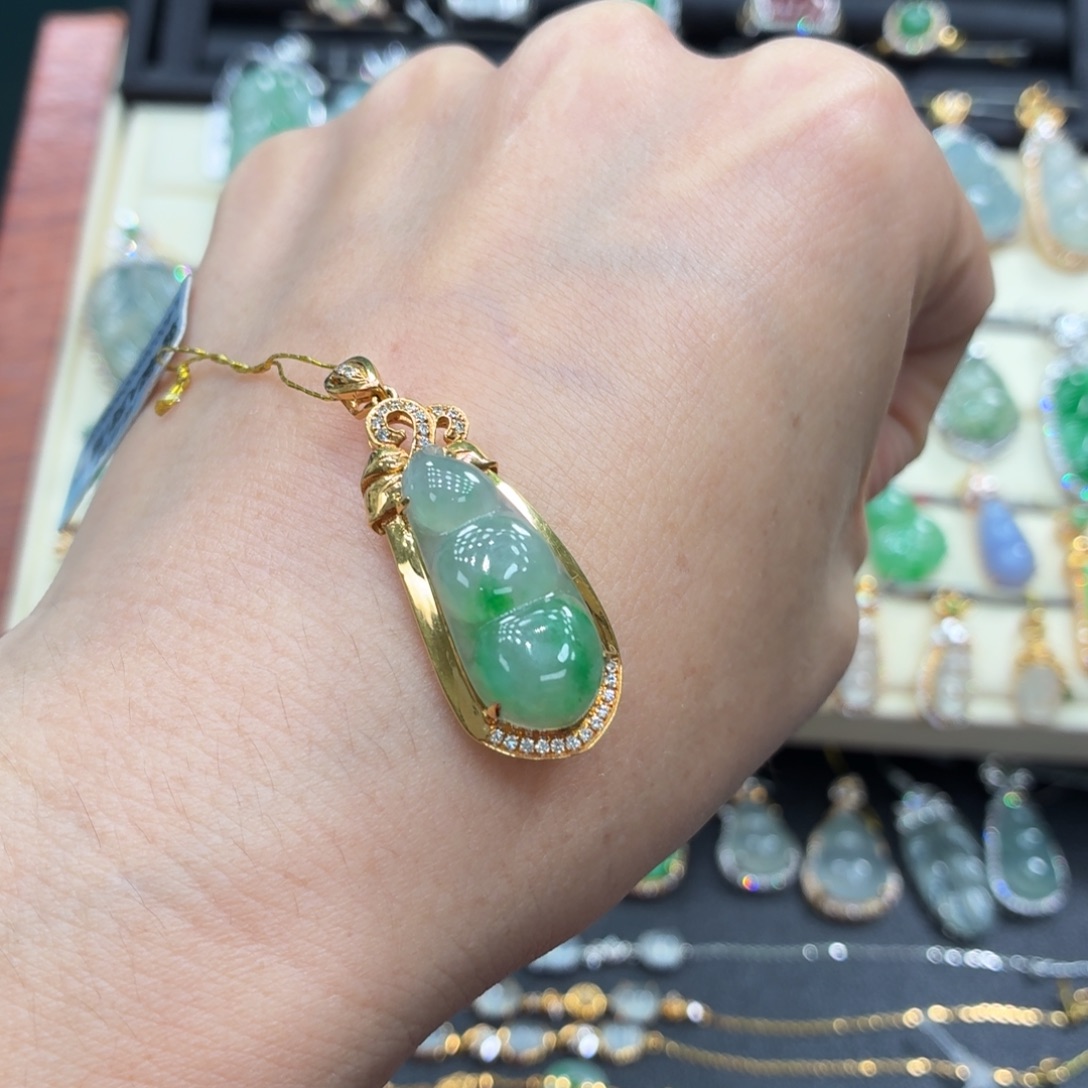 翡翠18K金镶嵌颈饰