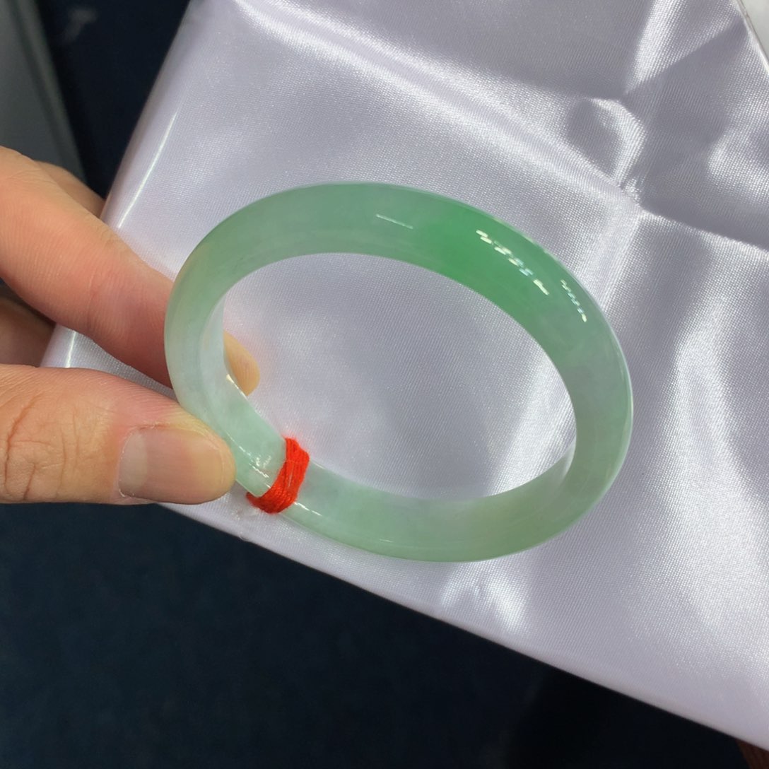 翡翠手镯未镶嵌翡翠