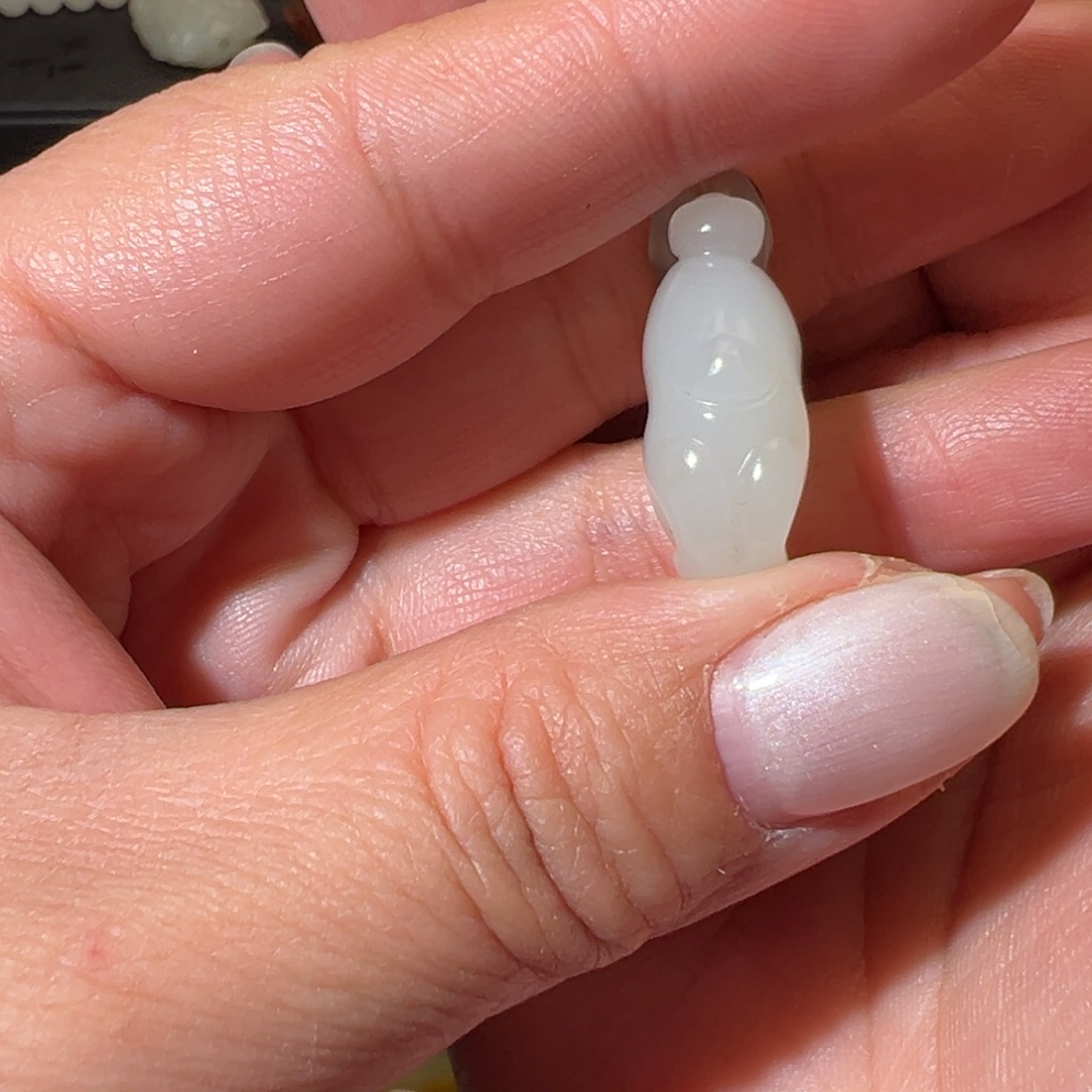 过***烟和田玉未镶嵌挂件