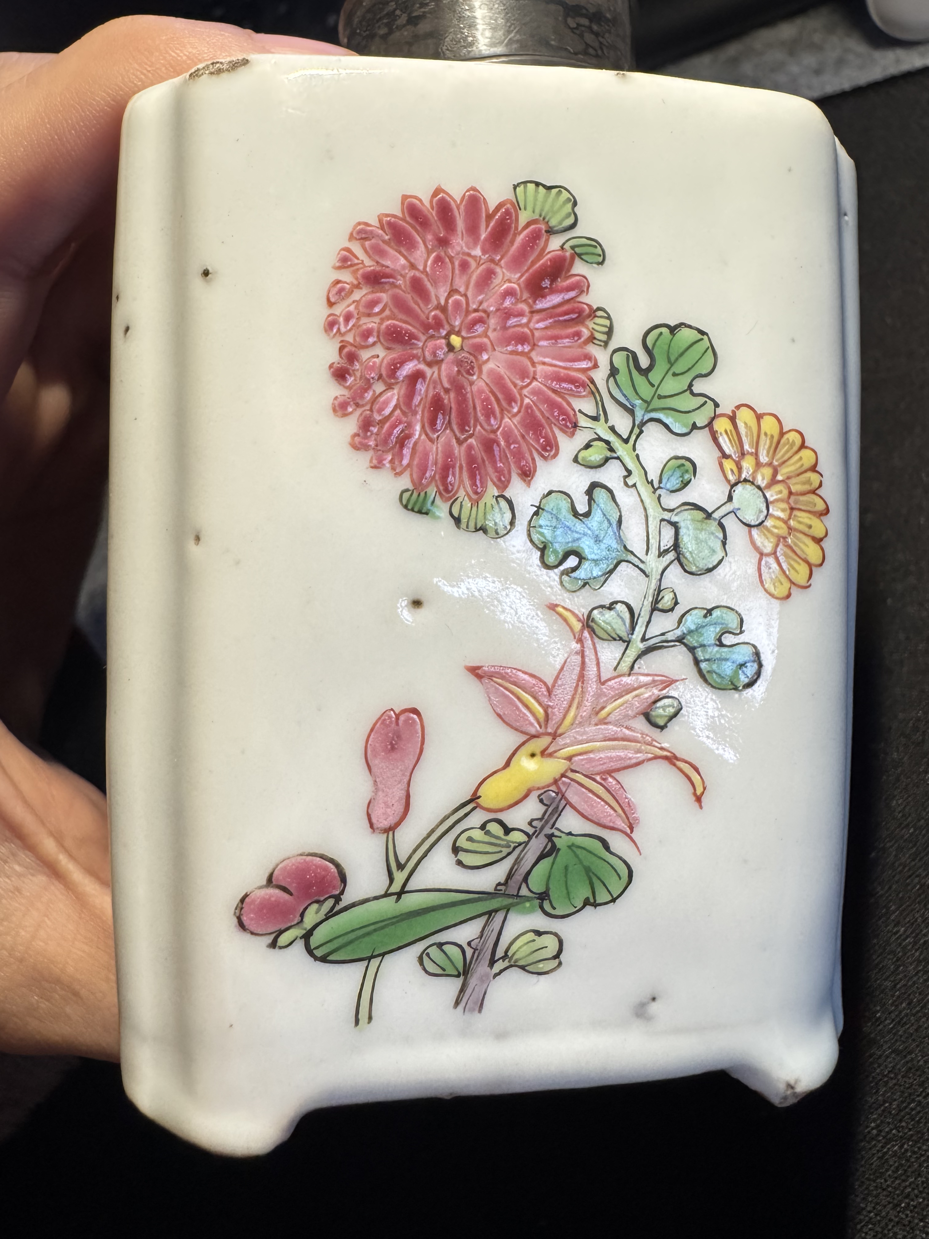 雍粉四面花草纹罐