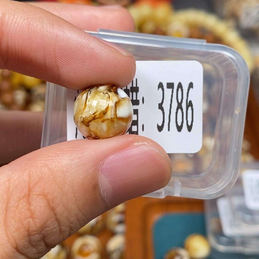 蜜蜡未镶嵌珠宝奇石3796