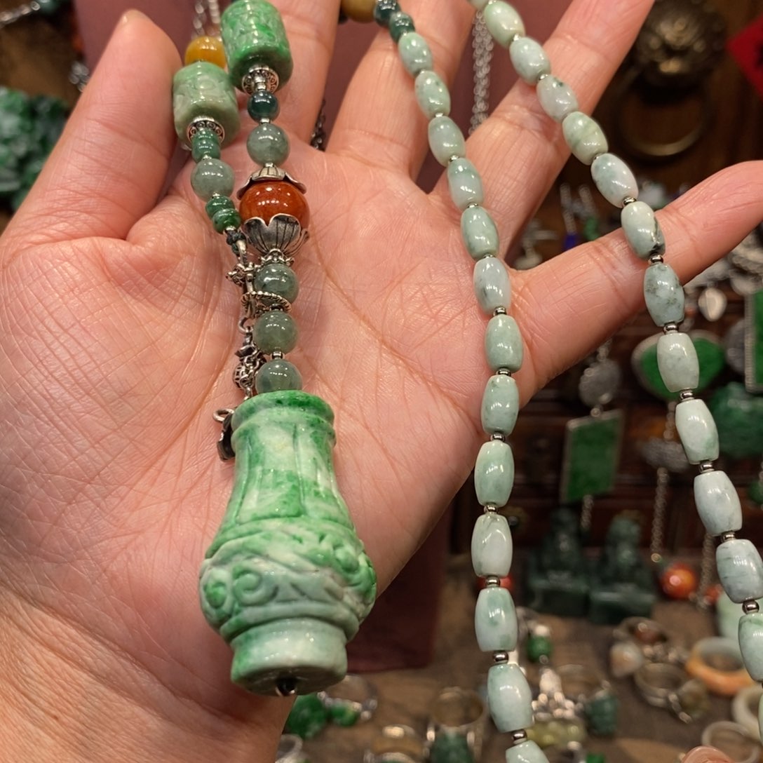 翡翠吊坠(赠链)未镶嵌