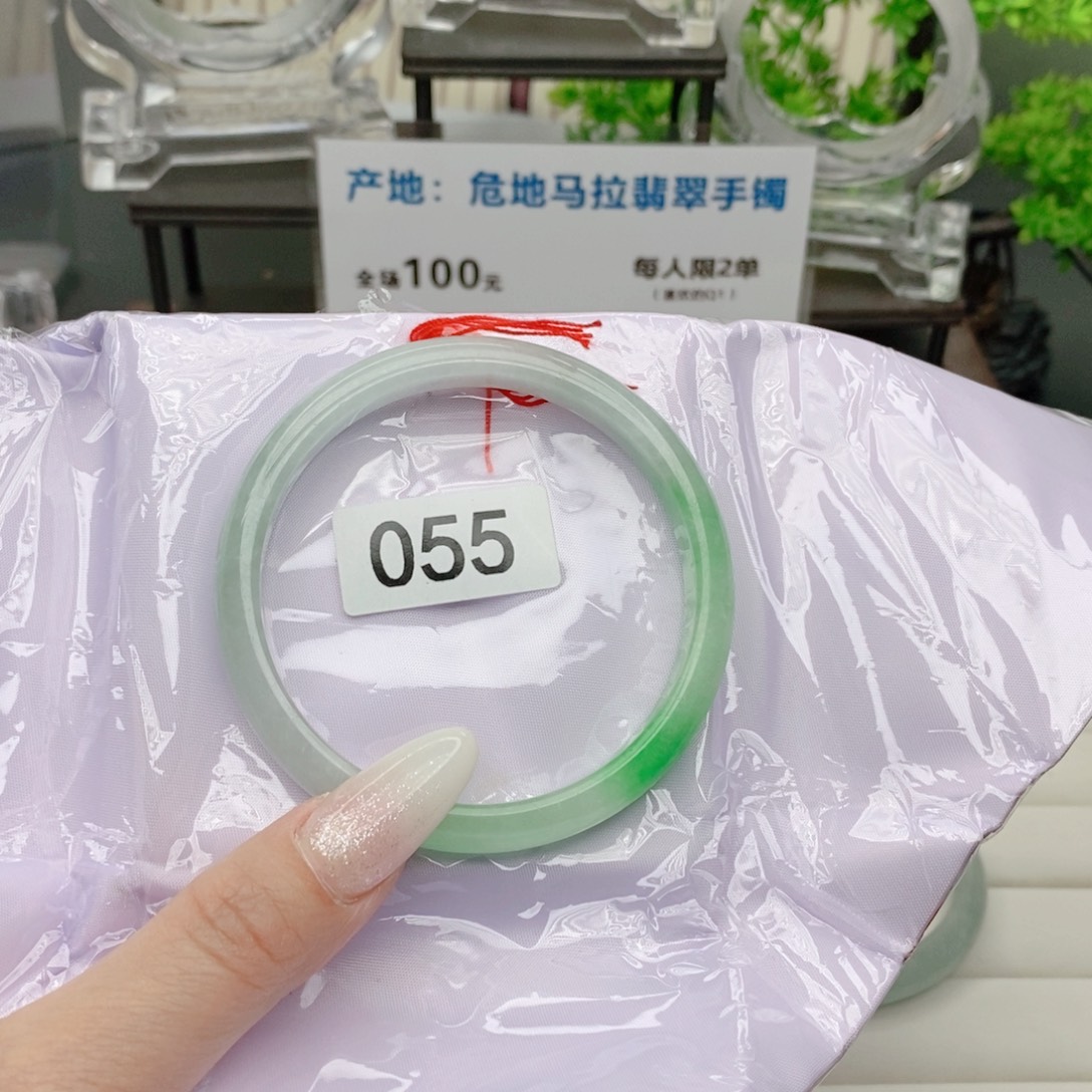 冬***君未镶嵌手镯翡翠F055