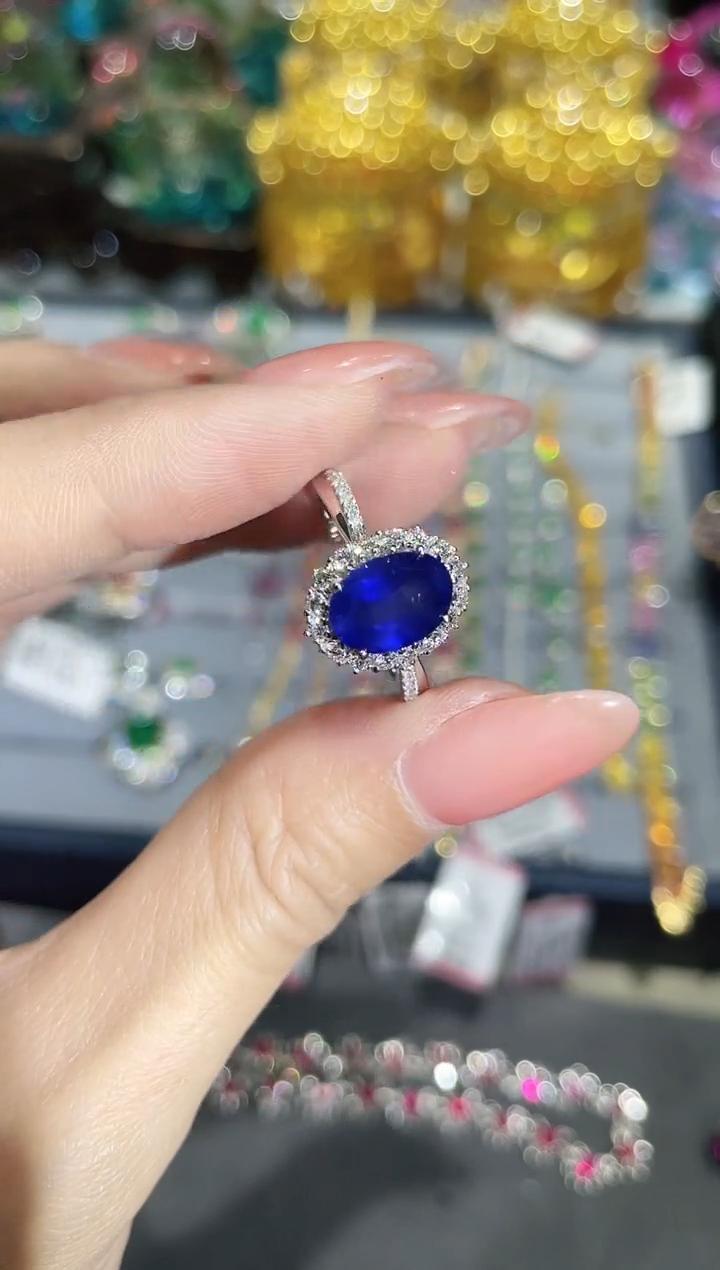 18K金镶嵌天然蓝宝石戒指