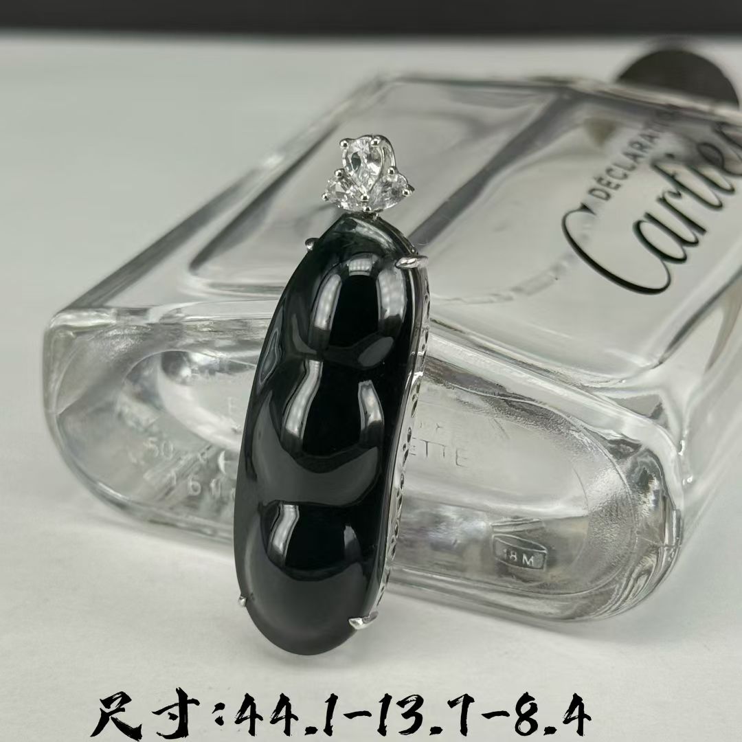 精品18k墨翠豆子吊坠 种好色正 黑度极好 打灯通透 油性十足 