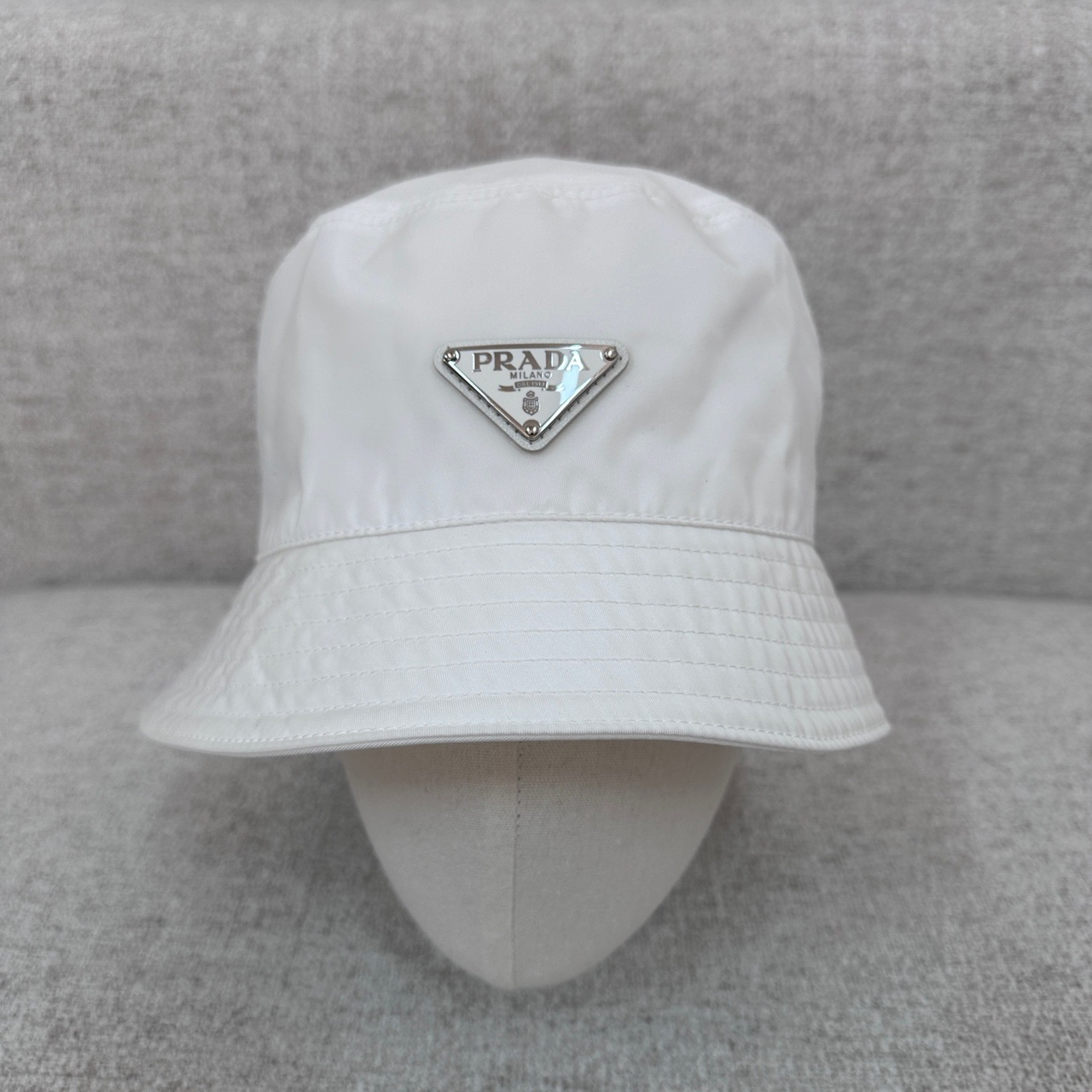 99新 Prada/普拉达 三角标白色渔夫帽 M码 